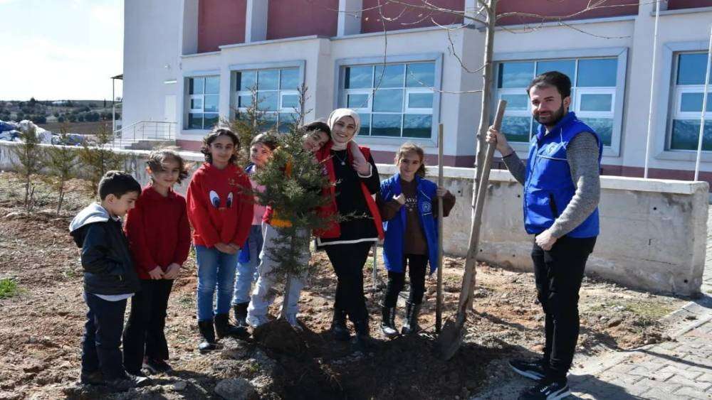 Elazığ’da öğrenciler fidanları toprak ile buluşturdu
