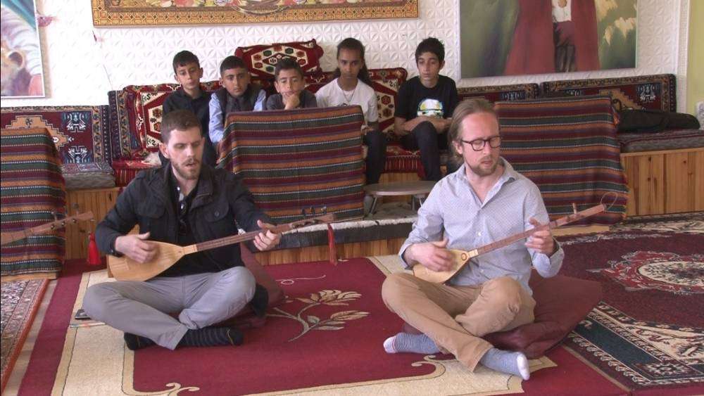 Bağlama aşığı iki Amerikalı
